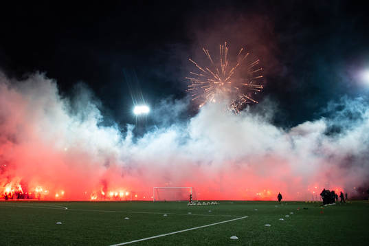 Supportrar bränner pyroteknik och fyrverkerier