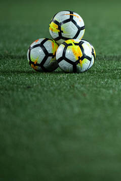 Uppställda fotbollar