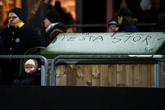 Ett budskap står inskrivet i snön