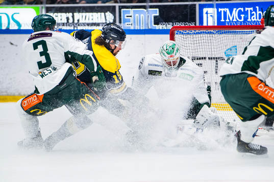 Färjestads Jens Westin och målvakt Adam Werner  utmanas
