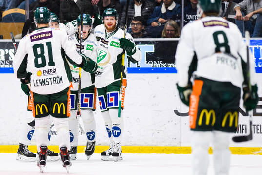 Färjestads Carl Jakobsson jublar med lagkamrater