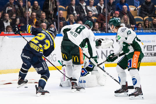 s Robin Figren och Färjestads Robin Press Oskar Steen ser