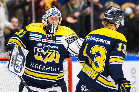 s målvakt Jonas Gunnarsson  jublar med Oscar Sundh