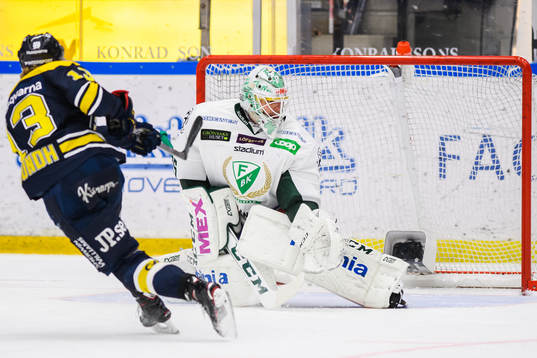 s Oscar Sundh gör 3-1 på straff  bakom Färjestads