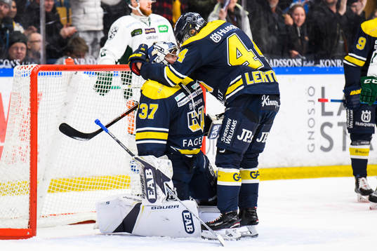 s målvakt Jonas Gunnarsson  och Mikko Lehtonen jublar