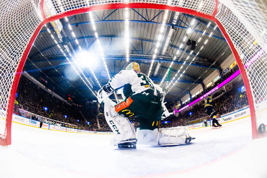 Färjestads målvakt Adam Werner släpper in 3-1 på straff