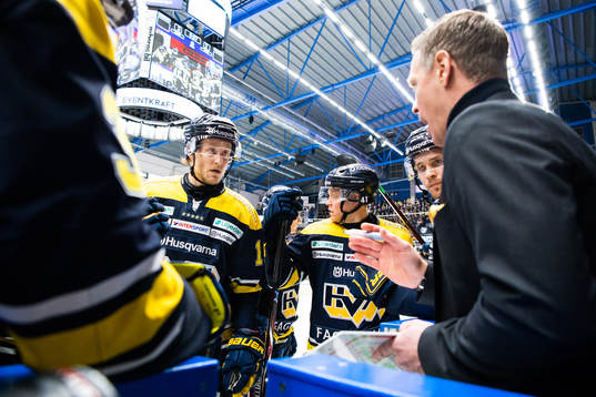 s Oscar Sundh, Johan Johnsson och Mikko Lehtonen lyssnar