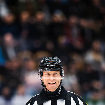 Domare Sören Persson skrattar