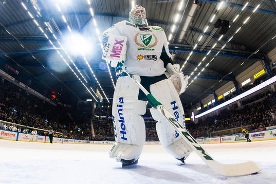 Färjestads Färjestads målvakt Adam Werner  deppar