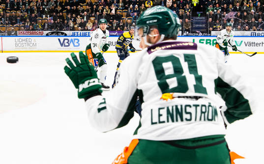 s Mattias Tedenby ser Theodor Lennström ta ner pucken med