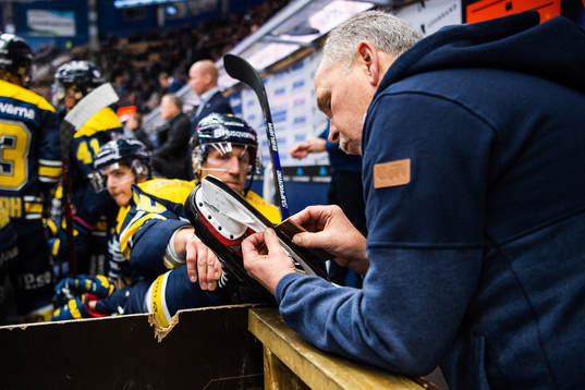 s materialförvaltare Dennis Oldén bryner Martin