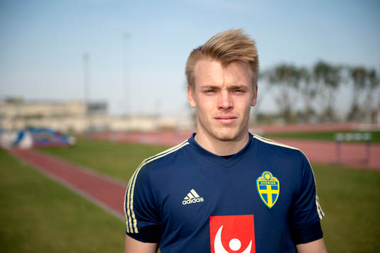 Sweden's goalkeeper Isak Pettersson