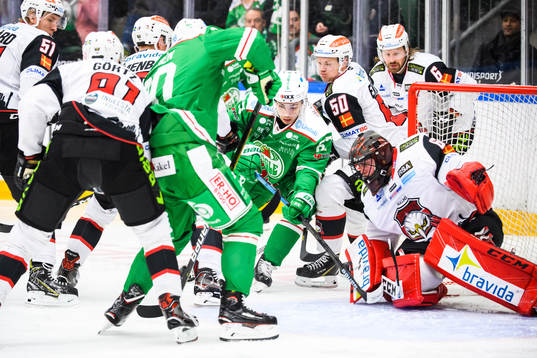 Rögles Leon Bristedt  och Malmö Redhawks Tobias Ekberg