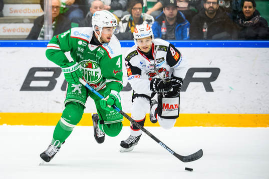 Rögles Kodie Curran och Malmö Redhawks Johan Olofsson