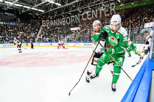 Malmö Redhawks Jens Olsson tacklar Rögles Ted Brithén