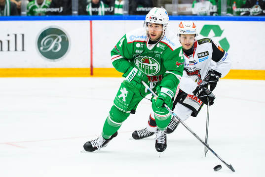 Rögles Kodie Curran och Malmö Redhawks Johan Olofsson