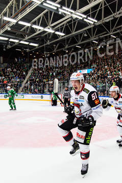 Malmö Redhawks Emil Sylvegård jublar
