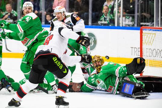 Malmö Redhawks Johan Olofsson skjuter mot Rögles målvakt