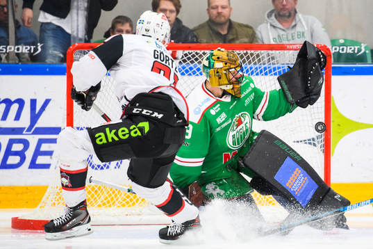 Malmö Redhawks Max Görtz och Rögles målvakt Justin Pogge