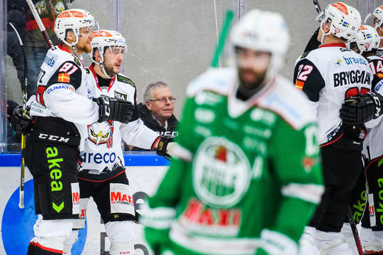 Malmö Redhawks Max Görtz och Konstantin Komarek jublar