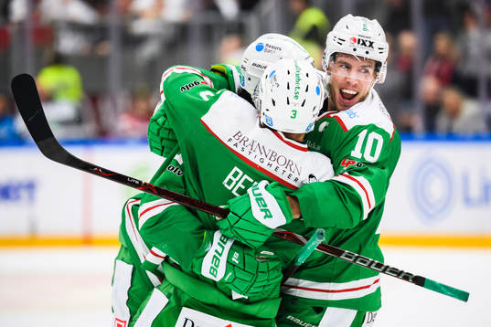 Rögles Matt Carey  jublar