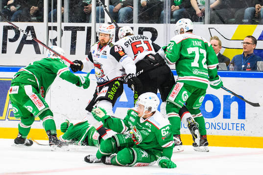 Rögles Ted Brithén tacklas av Malmö Redhawks Emil