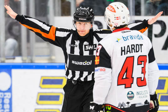 Domare Mikael Holm dömer bort Malmö Redhawks 6-5 mål