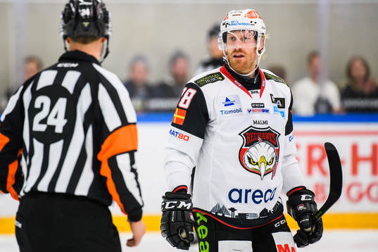 Malmö Redhawks Jens Olsson protesterar