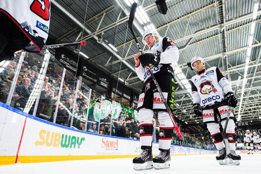 Malmö Redhawks Marcus Sylvegård och Johan Olofsson deppar