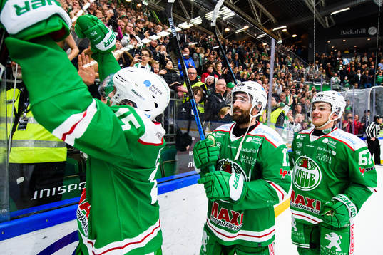 Rögles Taylor Matson och Leon Bristedt  jublar mot publiken