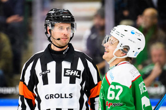 Domare Johan Magnusson och Rögles Leon Bristedt