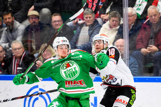Rögles Lucas Elvenes och Malmö Redhawks Nichlas Torp