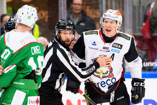 Malmö Redhawks Emil Sylvegård plockas bort av domaren