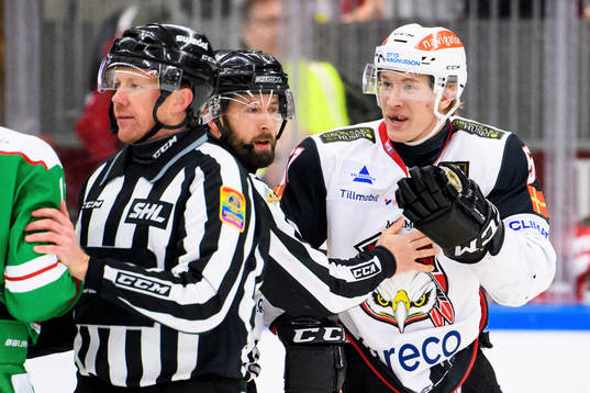 Malmö Redhawks Emil Sylvegård plockas bort av domaren