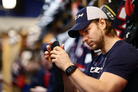 Linköpings Andrew Gordon före ishockeymatchen i SHL