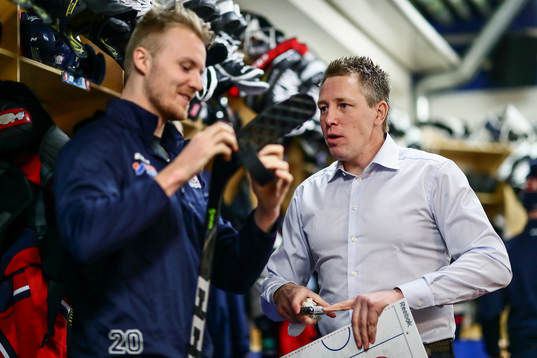 Linköpings assisterande tränare Johan Åkerman med Nick