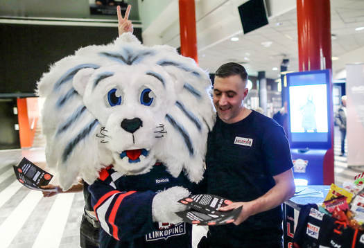 Sture med sponsorn Lika som bär före ishockeymatchen i