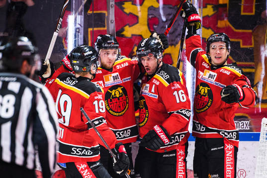 Luleås Niklas Olausson jublar med lagkamrater
