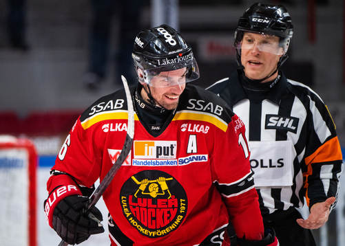 Luleås Niklas Olausson och domare Tobias Björk