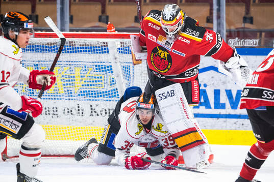 Örebros Jordan Boucher och Luleås målvakt Joel