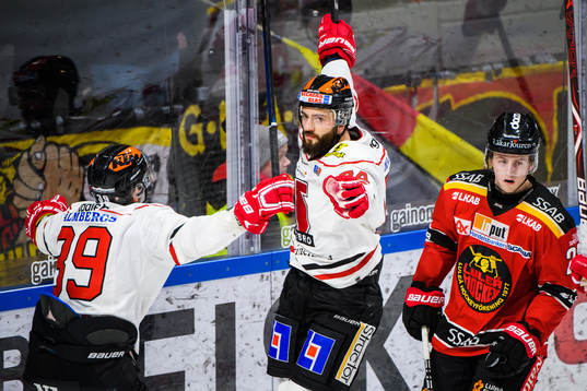 Örebros Nick Ebert jublar