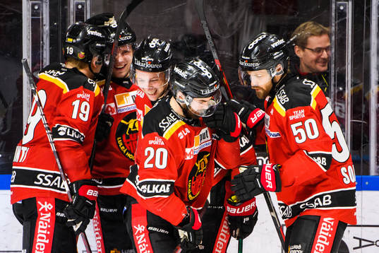 Luleås Johan Harju jublar med lagkamrater