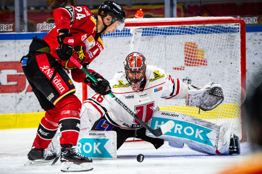 Luleås Johan Harju och Örebros målvakt Stefan Steen