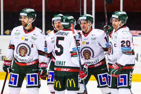 Frölunda Max Friberg jublar med lagkamrater