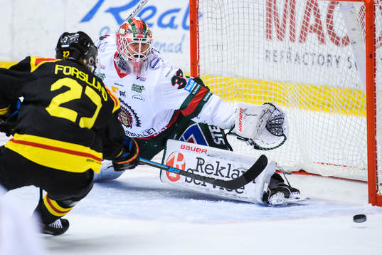 Brynäs Emil Forslund  och Frölunda målvakt Johan Mattsson