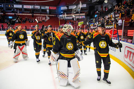 Brynäs spelare jublar