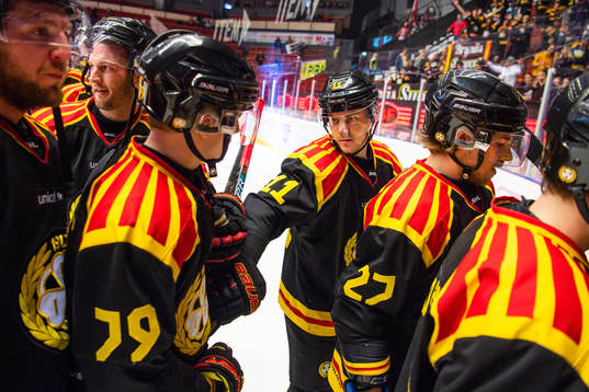 Brynäs Joel Kellman jublar med Daniel Mannberg