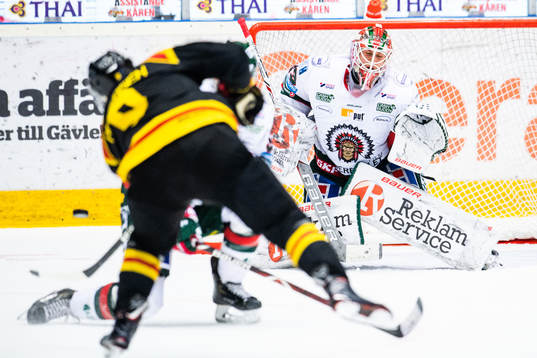 Brynäs Niclas Andersén provar skott mot Frölunda
