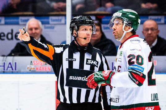 Domare Daniel Winge och Frölunda Joel Lundqvist