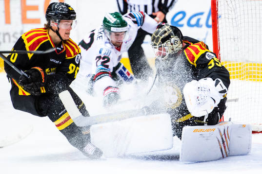 Brynäs målvakt David Rautio räddar skott framför